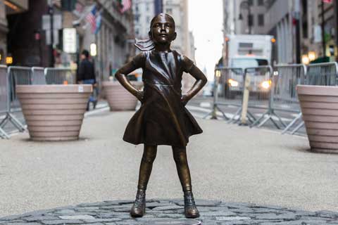 Casting Bronze Fearless Girl Sculpture Before the Wall Street Bronze Bull Statue