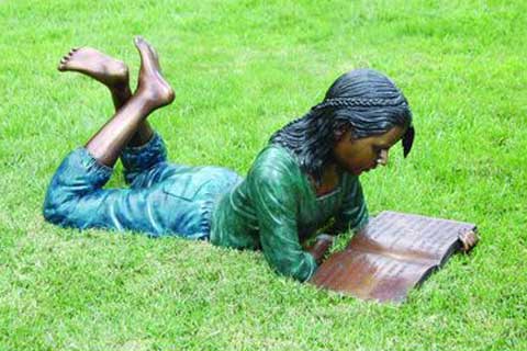 Lying Girl Bronze Statue Reading Sculpture on Lawn for Garden Decoration