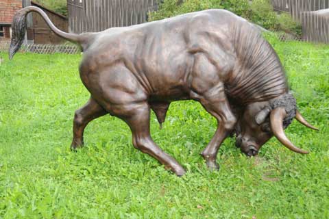 Outdoor Casting Standing Bronze Sculpture Bull on Lawn